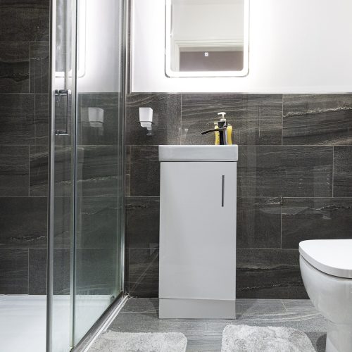 MASTER BED EN SUITE 3-min